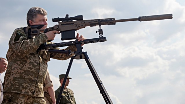 Петр Порошенко тестирует снайперскую винтовку
