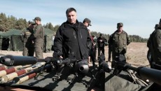 Арсен Аваков осматривает снайперские винтовки НГ