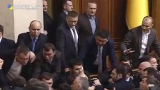 Депутаты сорвали выступление Яценюка, устроив драку