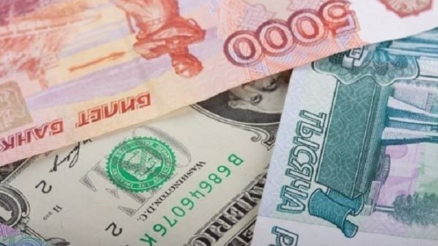 Курс рубля обвалился почти на четверть