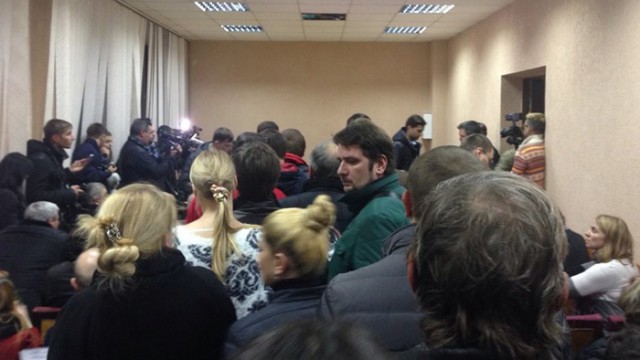 Протестующие выгнали из мэрии Юрия Вилкула
