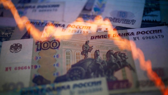 Курс доллара в РФ обвалился ниже 84 руб.