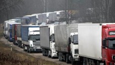 РФ закрывает весь транзит грузовиков из Украины