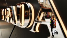 Чистая прибыль Prada SpA снизилась до 330,9 млн евро