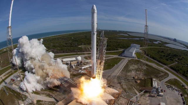 Ракета-носитель Falcon 9 вышел на орбиту