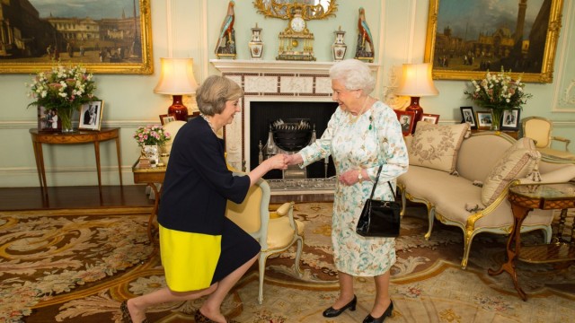 Тереза Мэй официально возглавила правительство Британии