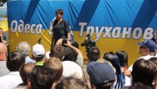 Савченко пытались забросать яйцами в Одессе