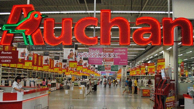 Чистая прибыль ритейлера Auchan упала до €117 млн