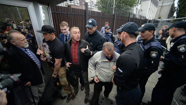 Выборы в РФ: Под посольством в Киеве произошли стычки