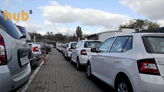 Украинцы стали покупать меньше новых авто