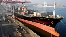 В Одесском порту идет одновременная обработка двух гигантских контейнеровозов