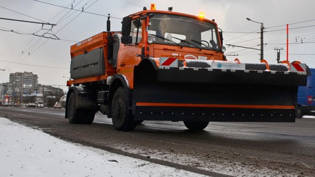 Дороги Киева от снега чистят 187 единиц спецтехники