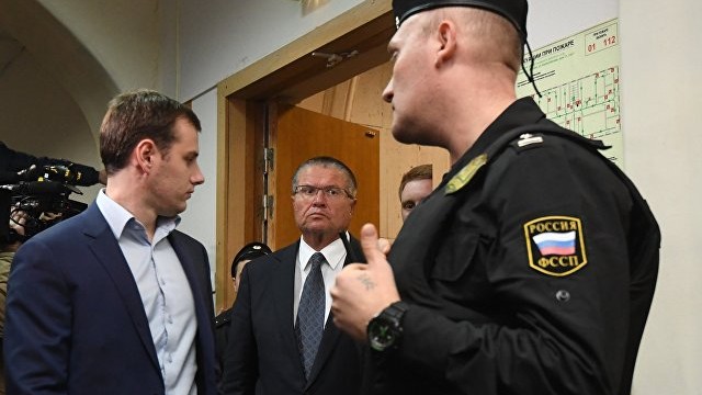 Суд отправил российского министра под домашний арест