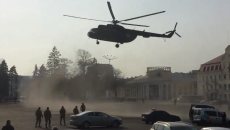 В центре Чернигова приземлился военный вертолет, чтобы подобрать генерала (ВИДЕО)