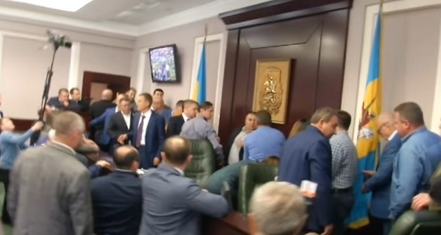 Как депутаты Киевоблсовета устроили мордобой: полное видео