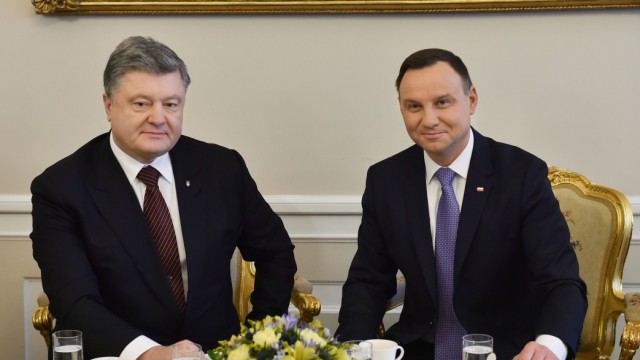 Порошенко созывает совещание из-за напряжённости отношений с Польшей