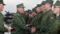 Лукашенко не стал отменять парад на 9 мая