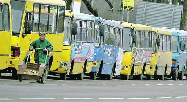 В Киеве проверили свыше сотни маршруточников