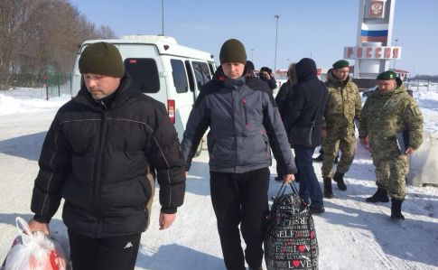 Россия передала Украине похищенных ФСБ украинских пограничников
