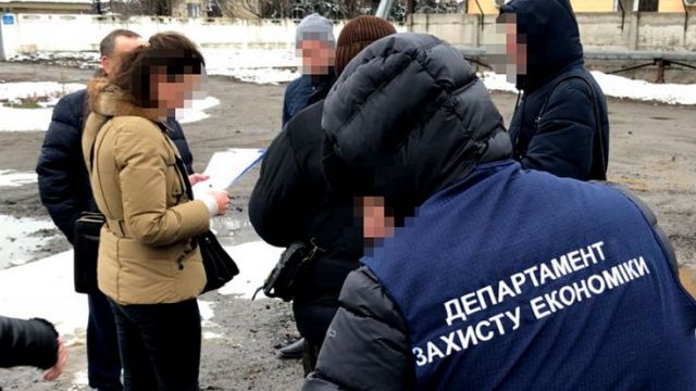 Работники Укрзализныци попались на взятке
