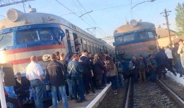 Во Львове протестующие перекрывали движение поездов