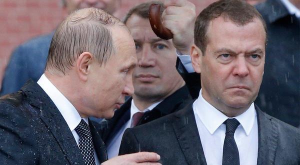 Правительство РФ во главе с Медведевым ушло в отставку