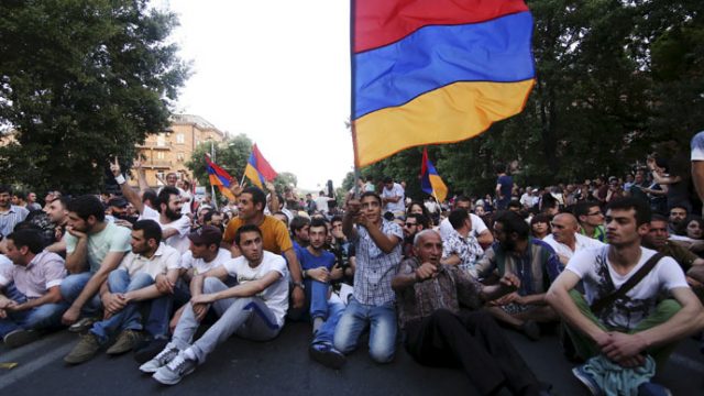В Армении продолжаются протесты: многие магистрали перекрыты оппозицией