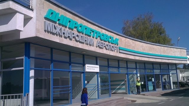 Страсти по аэропорту: кто и когда откроет небо над Днепром?