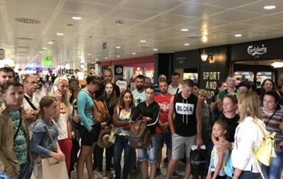 Украинские туристы вновь застряли в зарубежном аэропорту