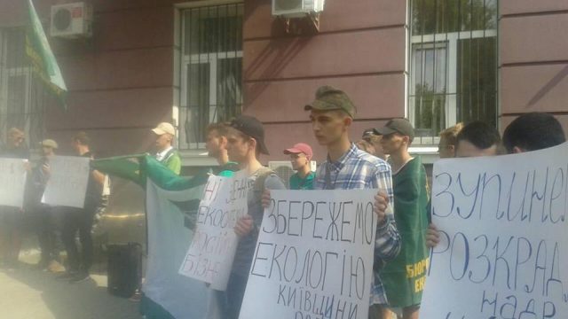 Экологи потребовали от облпрокуратуры остановить варварскую добычу песка под Киевом