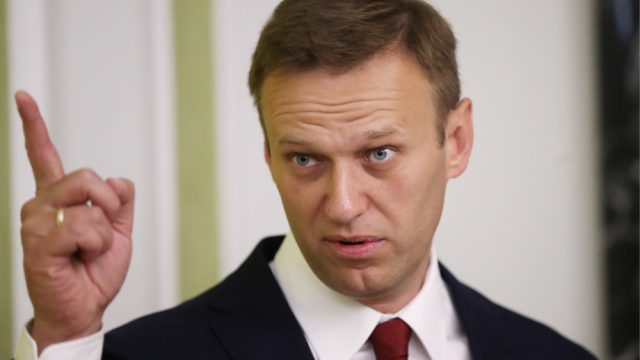 Навальному сломали палец