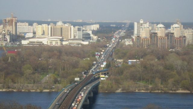 В Киеве на мосту Метро ограничат транспортного движение