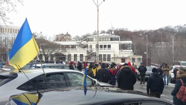 Активисты требуют отставки Авакова возле его дома