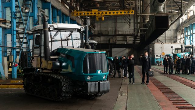 Европейским дипломатам показали возрожденный группой DCH Ярославского Харьковский тракторный завод