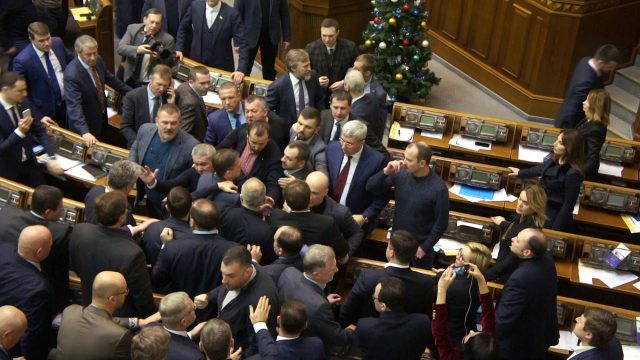 Депутаты подрались в парламенте