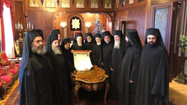 Члены Синода Вселенского Патриархата подписали Томос