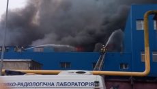 В Киеве крупный пожар в складских помещениях на левом берегу
