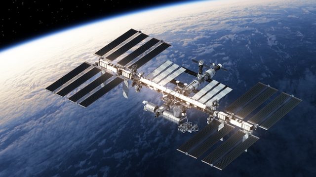 Астронавты из Америки и Канады вышли в открытый космос