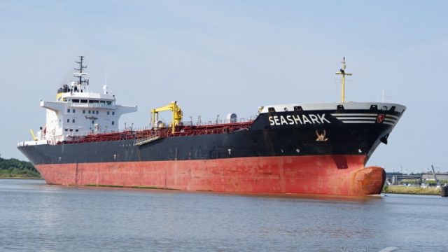 В Египте задержали танкер с украинскими моряками