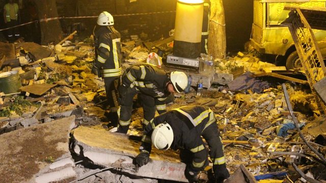 Спасатели начали разбирать завалы на месте взрыва в Киеве
