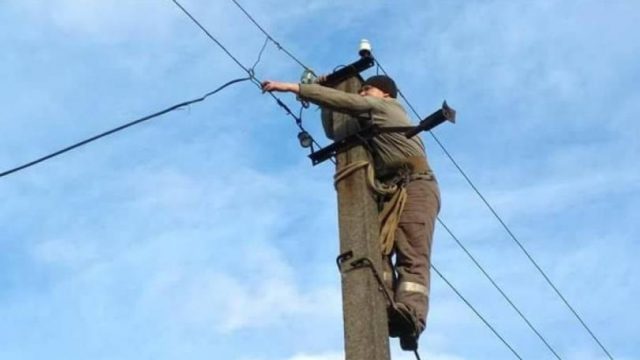 Ремонтники не могут возобновить электроснабжение в Марьинке