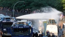 Полиция в Гонконге применила водометы для разгона протестующих