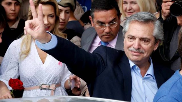 Оппозиционный кандидат вышел в лидеры на выборах президента Аргентины