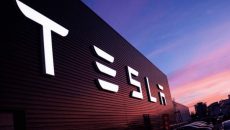 Tesla подала в суд на конкурирующий стартап