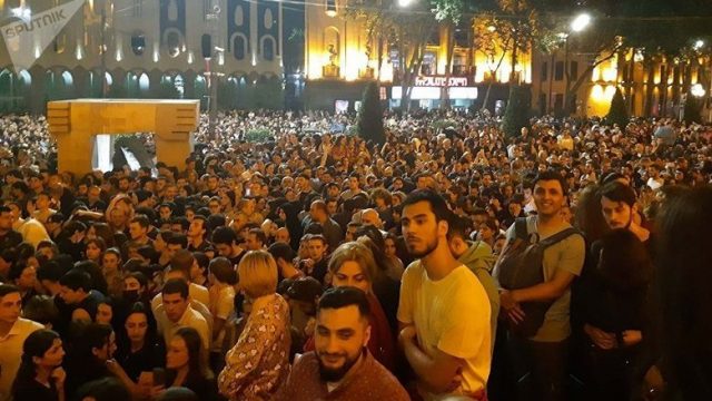 В центре Тбилиси проходят митинги