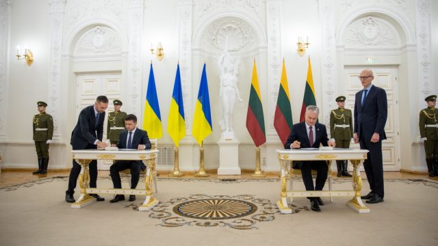 Зеленский подписал в Литве ряд документов