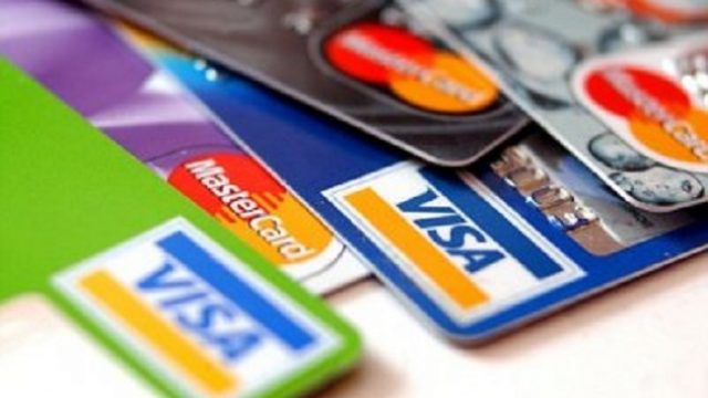 Украинцы смогут получать зарплату на карточку любого банка