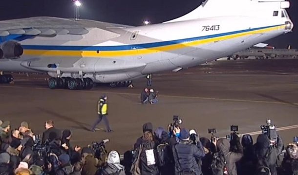 Самолет с освобожденными украинцами прибыл в аэропорт 