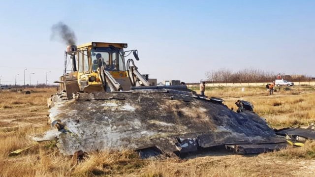 Обломки украинского самолета свезли в ангар