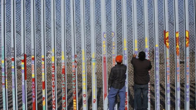 Демократы попросили министра обороны США не строить стену на границе с Мексикой